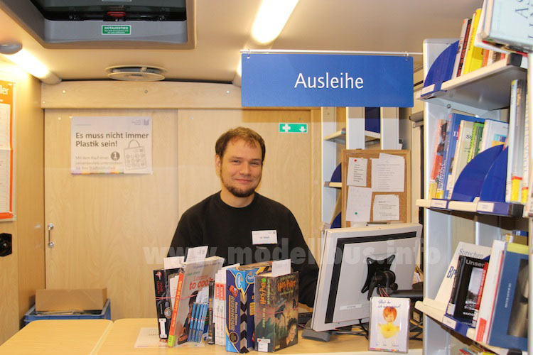 Der Bibliothekar Matthias Weyh an seinem Arbeitsplatz in der Fahrbücherei. Foto: Schreiber