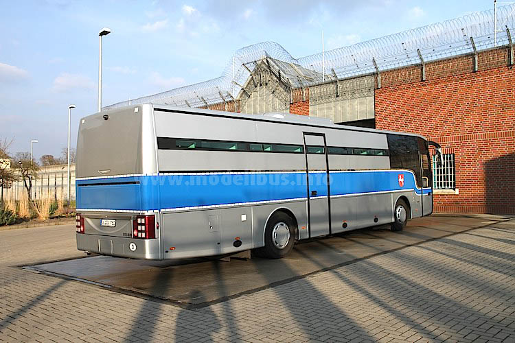 Ein Ludewig/Van Hool-Gefangenentransporter in der JVA Oldenburg.