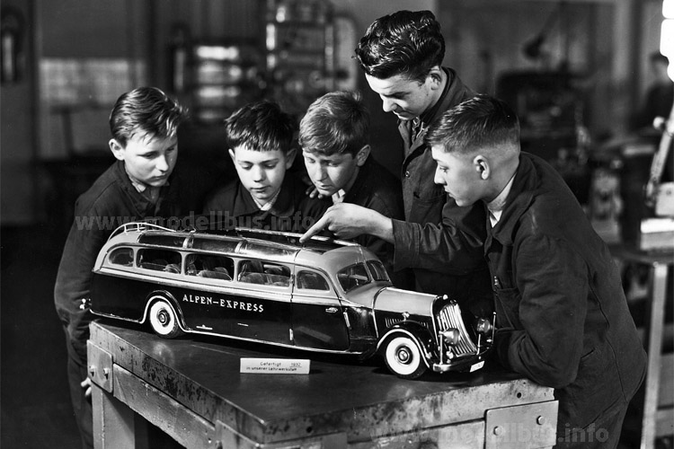 Mit diesem in der Lehrwerkstatt gebauten Modellbus ging Otto Kässbohrer auf Werbetour.