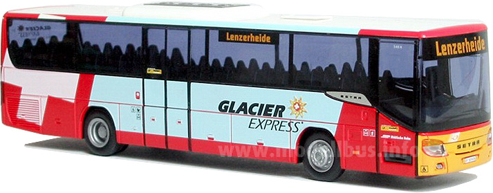 Der Setra S 415 H von postAuto wirbt für den Glacier-Express.
