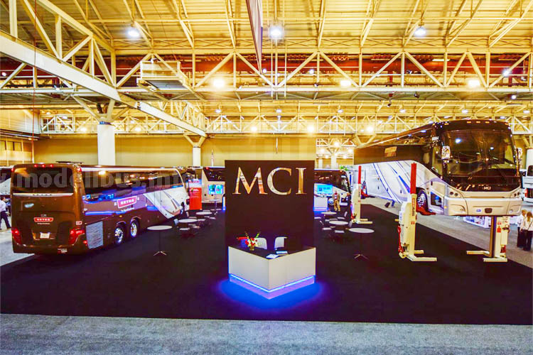 MCI-Stand auf der UMA Expo in New Orleans mit Setra TopClass S 417 und MCI J4500 Reisebus.