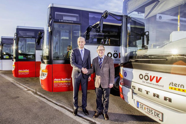  Dr. Thomas Rohde, Geschäftsführer der EvoBus Austria GmbH, übergibt die neuen Überlandfahrzeuge der Setra MultiClass an Geschäftsführer Ing. Günter Neumann (rechts).