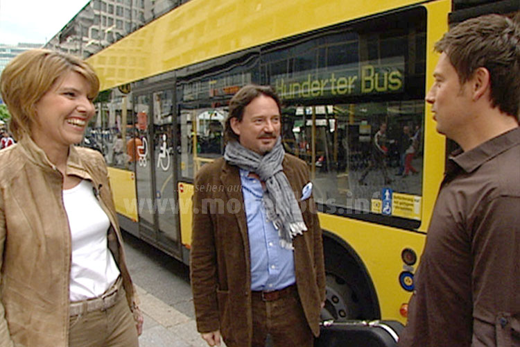 Sascha Hingst empfängt seine Gäste an der Bushaltestelle, dann geht es gemeinsam in den Bus. Bettina Böttinger und Kolja Kleeberg (mit Gitarrenkoffer) sind gespannt. Foto: RBB