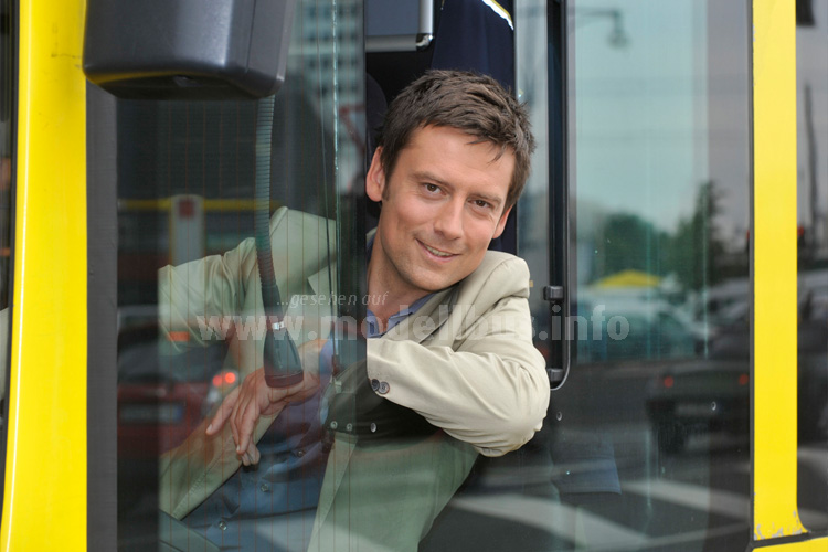  Moderieren kann Sascha Hingst, Busfahren darf er nicht - im Bus fühlt sich der Moderator des Fernsehsenders Radio Berlin-Brandenburg nicht nur hinter dem Lenkrad wohl. Foto: RBB