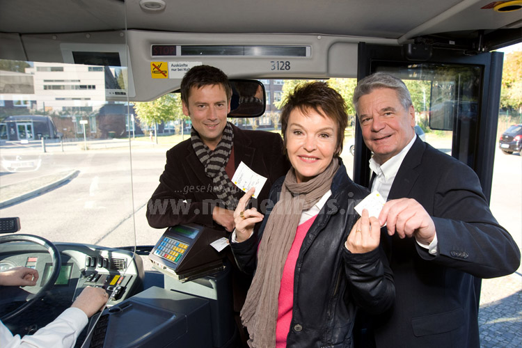  Fahrscheinkontrolle? Kein Problem: Schauspielerin Katrin Sass und Bundespräsident Joachim Gauck fuhren