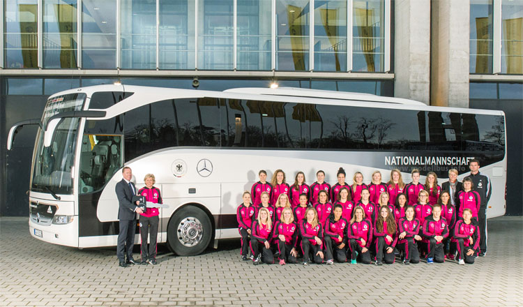  Rüdiger Kappel, Leiter Verkauf Mercedes-Benz Omnibusse Deutschland, übergibt symbolisch den Schlüssel des neuen Mannschaftsbusses an die Bundestrainerin Silvia Neid und die Frauennationalmannschaft.