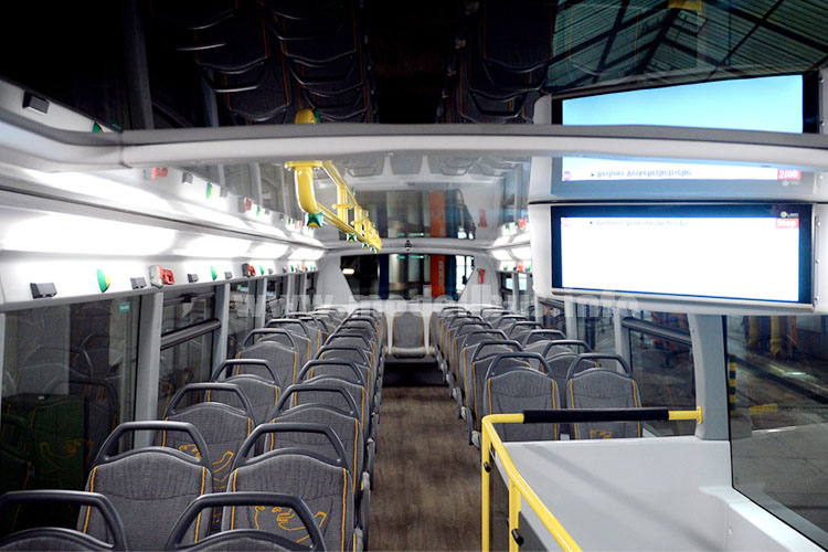  Panorama-Dach über den beiden ersten Sitzreihen im Oberdeck, große Monitore für die Fahrgastinformationen.