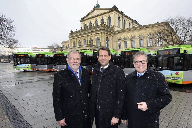 Üstra Vorstandsmitglied Wilhelm Lindenberg, Niedersachsens Minister für Wirtschaft, Arbeit und Verkehr, Olaf Lies, und Regionspräsident Hauke Jagau (v.l.) freuen sich über die neuen Hybridbusse.