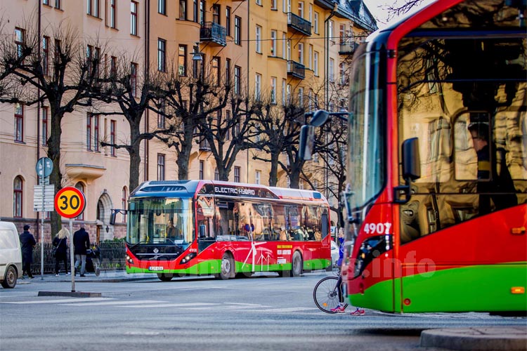 Seit 16. März 2015 sind acht Elektro-Hybridbusse im Stadtverkehr Stockholms auf der Linie 73 zwischen Ropsten und dem Karolinska-Institut im Einsatz.