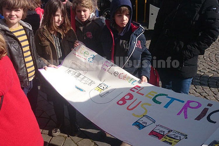  ...mit Schülern einer Maastrichter Grundschule an Bord des Busses auf seiner ersten Fahrt zum Maastrichter Marktplatz.