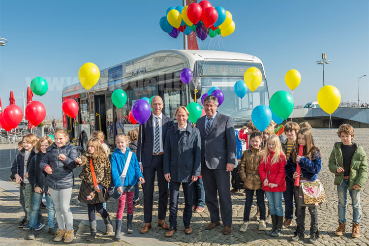 Patrick van der Broeck, Provinzabgeordneter, Gerdo van Grootheest, Stadtbeigeordneter in Maastricht und Ben Dwars, Konzessionsdirektor von Veolia Transport Limburg, waren zusammen...