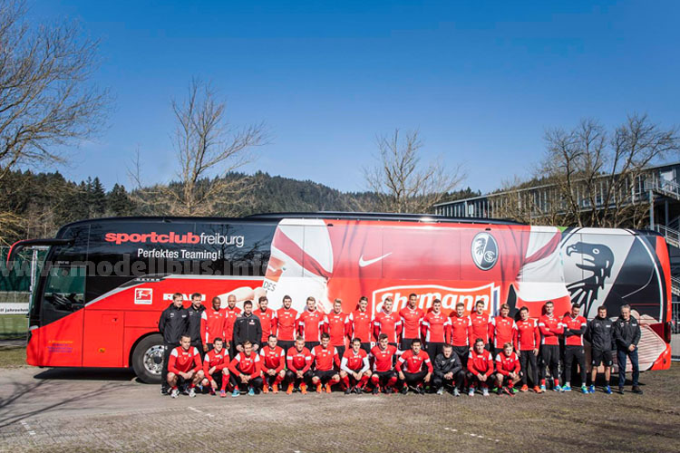 Die Erstliga-Mannschaft des SC Freiburg vor dem neuen S 517 HD der Setra ComfortClass 500.
