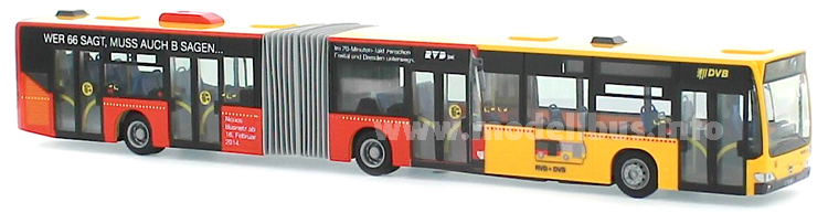 Ein roter Bus auf einem gelben Bus. Wer 66 sagt, muss auch B sagen...