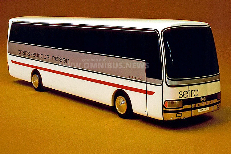 Der Kässbohrer Modellbus im Maßstab 1/10 zeigt eine Entwicklungsstudie der Baureihe 200.