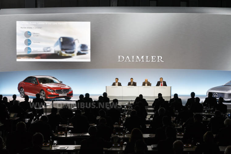 Bestwerte für das Jahr 2015 - Daimlers Stern strahlt. Foto: Daimler
