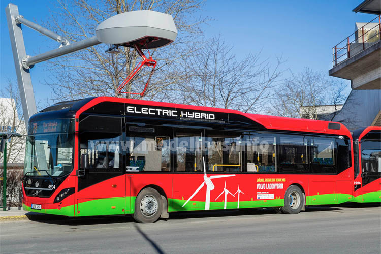Der 12 m lange Elektro-Hybridbus Volvo 7900 Electric Hybrid an der Ladestation des Volvo-Elektrobus- Kooperationspartners Siemens in Stockholm (Schweden).