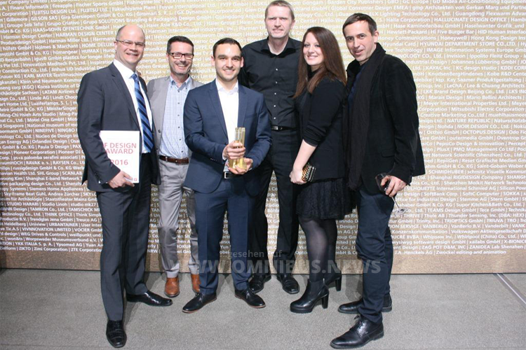 MAN gewinnt den IF Design Award in Gold für den Lion's Intercity. Das Team unter der Leitung von Stephan Schönherr (li.) bei der Übergabe des Preises. Foto: MAN