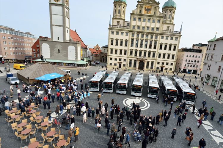 Die Vorstellung der neuen Erdgasbusse fand auf dem Rathausplatz statt. Sieben der Zwölf neuen Erdgasbusse waren vorgefahren. Foto: Daimler