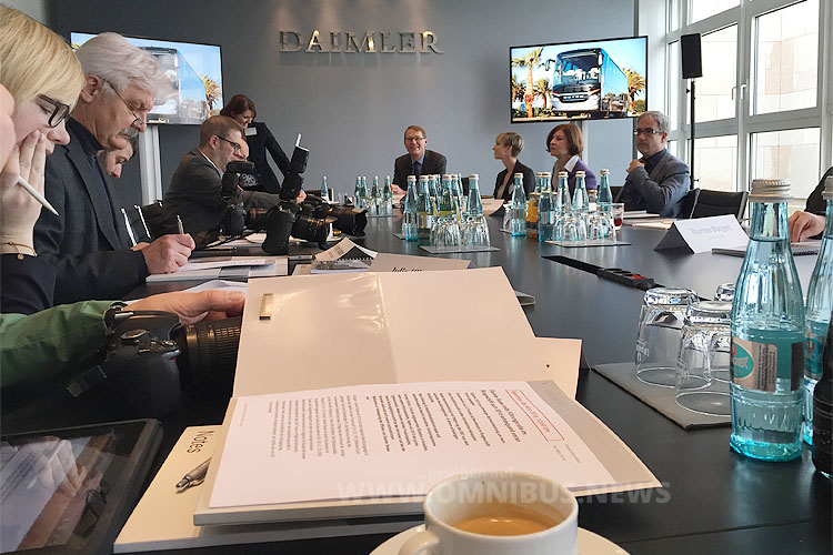 Jahrespressegespräch bei Daimler Buses: Hartmut Schick steht Rede und Antwort. Foto: Schreiber