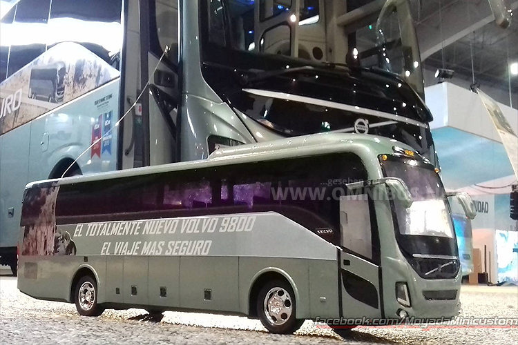 Zum neuen Volvo 9800 gibt es in Mexiko auch entsprechende Modellbusse, hier ein ferngesteuertes RC-Modell in 32-facher Verkleinerung. Foto: Raul