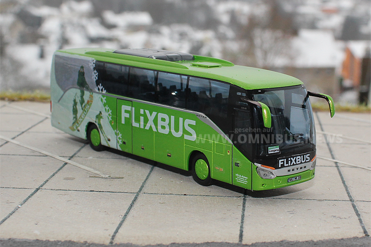 Einzelstück: Handgefertigter FlixBus-Skibus im Maßstab 1/87 von Markus Hölzl. Foto: Hölzl