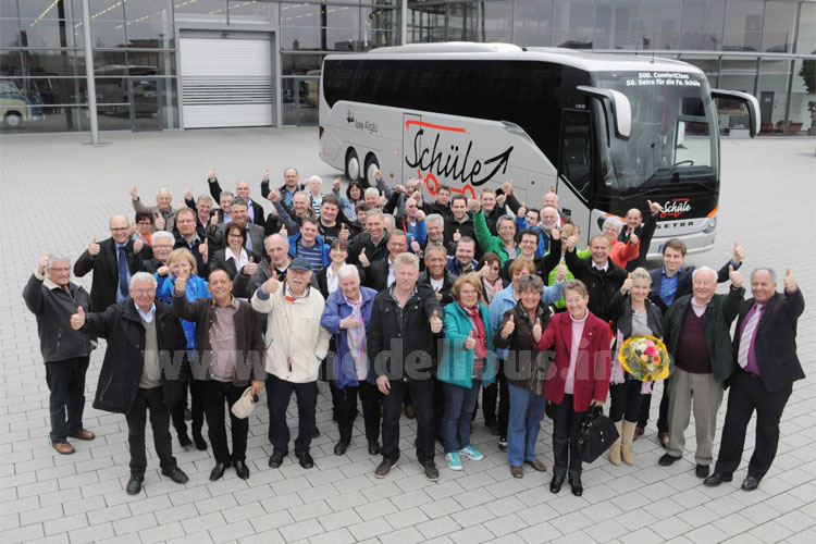Daumen hoch für den neuen S 516 HD. Die mitgereisten Gäste des Allgäuer Busunternehmens  waren bei der Übernahme „ihres“ neuen Busses begeistert.
