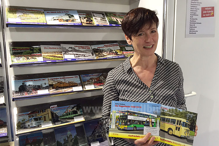 Lucia Roher vom EK-Verlag mit den neuen Busbüchern. 
