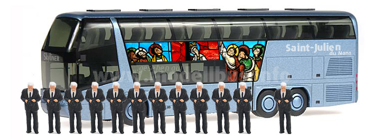 Omnibusse mit Pilgern sind heute zur Kathedrale Saint-Julien du Mans unterwegs. 