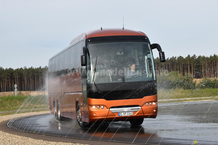 Der renommierte Bustester Sascha Böhnke nahm diesmal den Neoplan Tourliner unter die Lupe. 