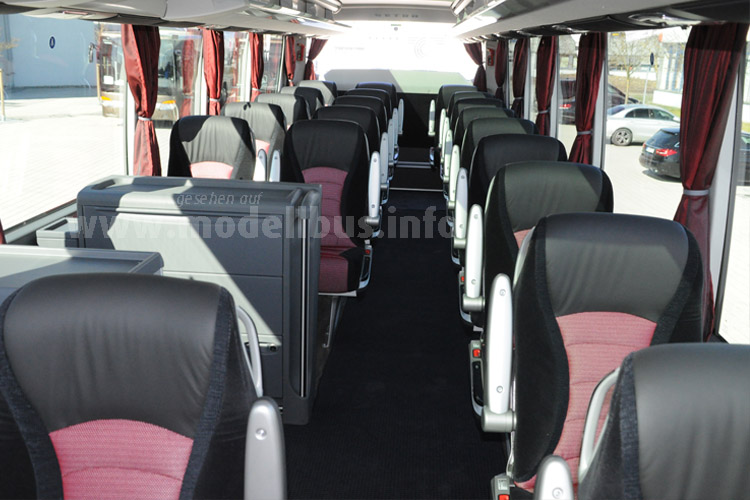 ... den ersten Reisebus der Setra TopClass 500 mit... 2+1-Bestuhlung. 