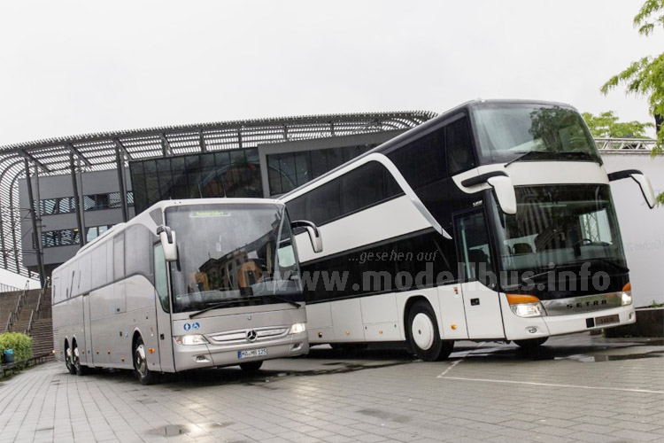 Der Mercedes-Benz Tourismo (links) und der Setra S431 DT werden sehr häufig im Fernlinienverkehr eingesetzt. Daimler Buses ist in Deutschland Marktführer im Segment der Fernlinienbusse.
