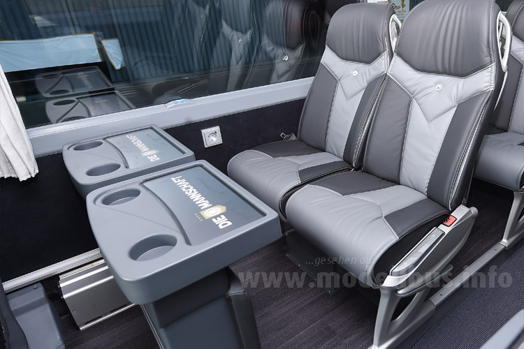 Doppelsitz mit Tisch/Beinauflage - auch im Innenraum ist "DIE MANNSCHAFT" immer präsent. 