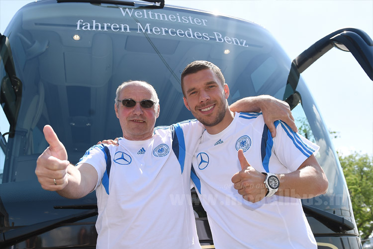 Wolfgang Hochfellner und Lukas Podolski freuen sich über den neuen Mannschaftsbus. 
