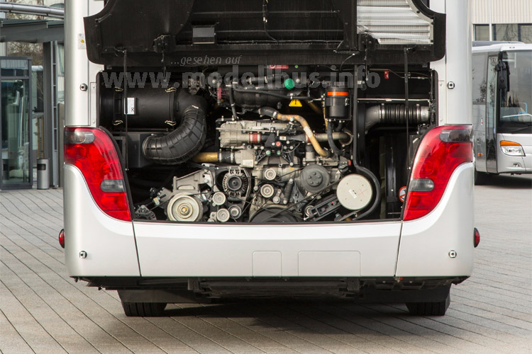 Die Euro VI-Motorisierung erkennt man direkt am Aggregat und auch an der Klappe des Motorraumes. 