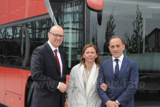 Gerardo Marino (links), Inhaber von „Autolinee Marino“, übernimmt mit seiner Frau Loredana Caggiano von Jochen Duppui, Leiter des Neu-Ulmer EvoBus Omnibuswerkes, den 2500sten Setra Doppelstockbus S 431 DT.