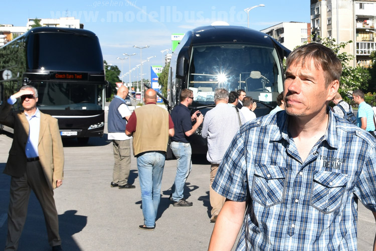 Rechts dann noch der Kollege, Sascha Böhnke bei der Arbeit. Auch er hat im bulgarischen Plovdiv die Busse auf Herz und Nieren geprüft.  
