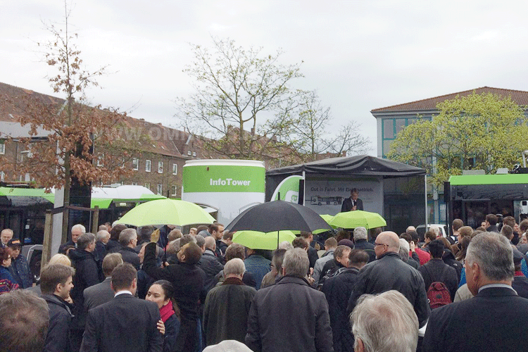 Typisch Hannover: Etwas Nieselregen statt Sonnenschein bei der Vorstellung der neuen Elektrobusse. Foto: Schreiber