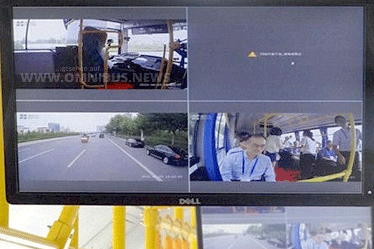 Auf beiden Seiten des autonom fahrenden Busses sind Kameras und Lidar-Sensoren angebracht. Diese versorgen den Zentralrechner mit den erforderlichen Daten für eine sichere Fahrt. 