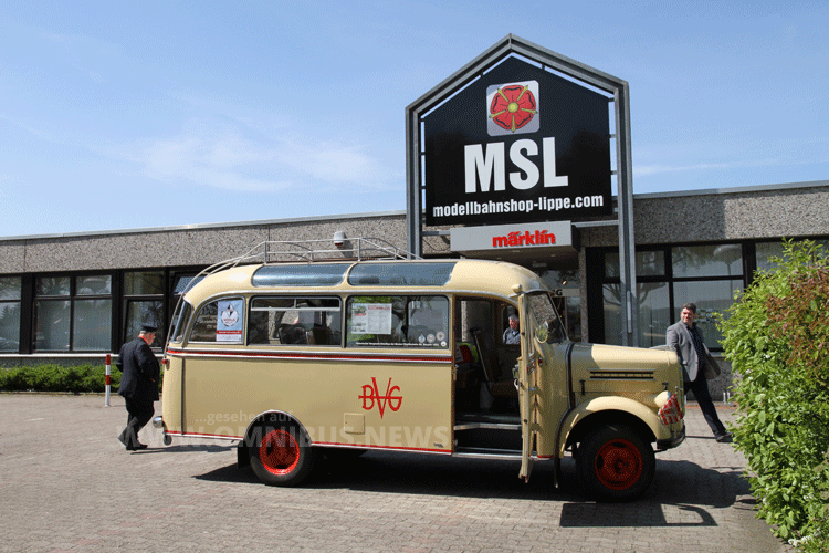 Zur Premiere der neuen Borgward-Modellfahrzeug-Abteilung fuhr der Oldtimer-Bus beim Bremer Geschäft vor. Foto: Schreiber