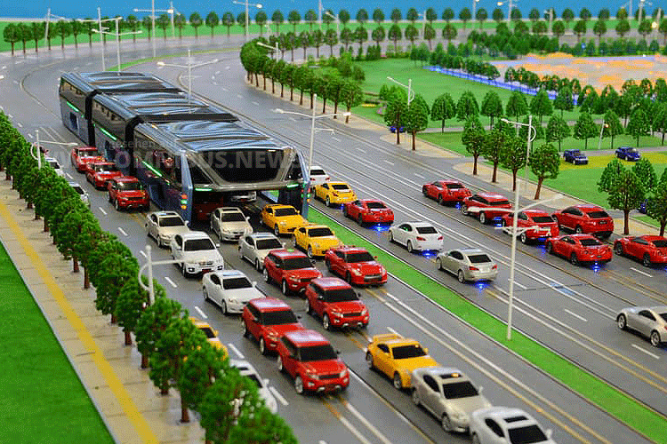 Bus fährt über Autos China
