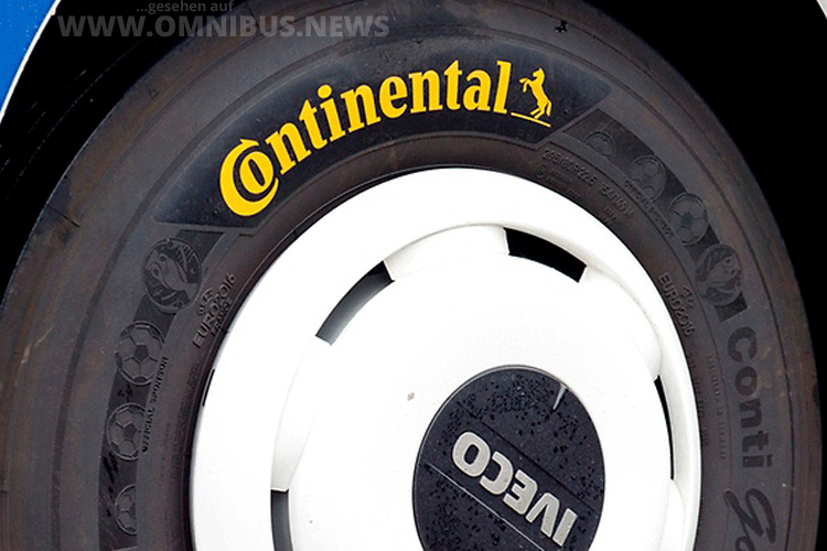 Alle Teambusse fahren mit Reifen von Continental. Foto: Continental