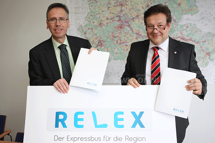 Die Verträge für den regionalen Expressbus namens Relex unterzeichneten Wirtschaftsdirektor Jürgen Wurmthaler vom Verband Region Stuttgart und Erhard Kiesel, Geschäftsführer Schlienz-Tours. Foto: Verband Region Stuttgart