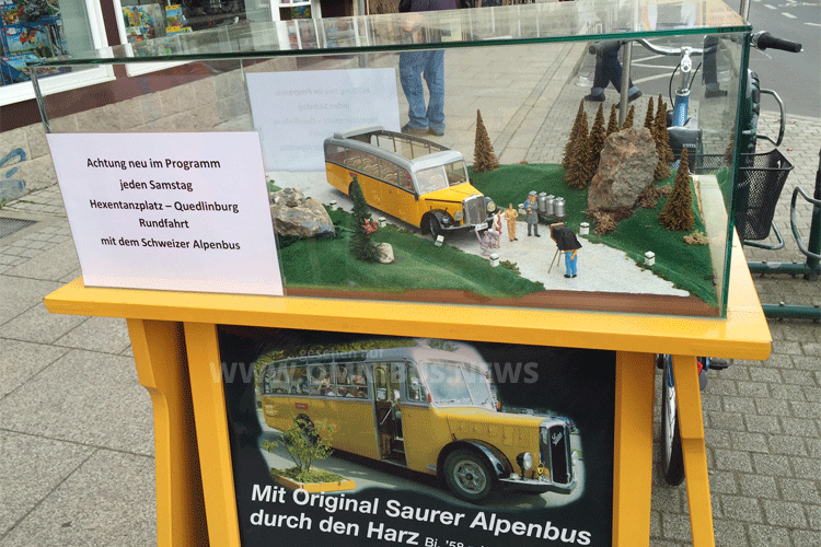 Ein Modellbus wirbt für Ausflugsfahrten. Foto: Schreiber
