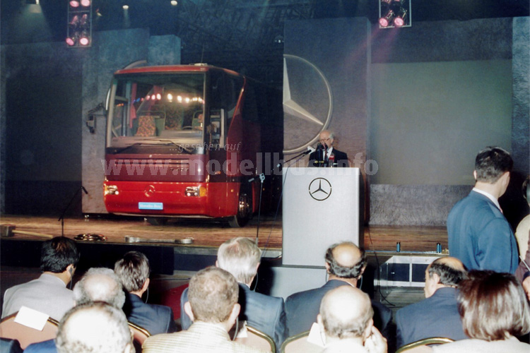 Eröffnungsveranstaltung am 10. Juni 1995: Der damalige Vorstandsvorsitzende der Mercedes-Benz AG, Helmut Werner, präsentiert den Mercedes-Benz O 350 Tourismo.