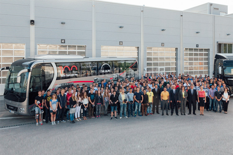 Die im Herbst 2015 startenden Auszubildenden von MAN Truck & Bus in München vor der Versuchswerkstatt im Werk München.