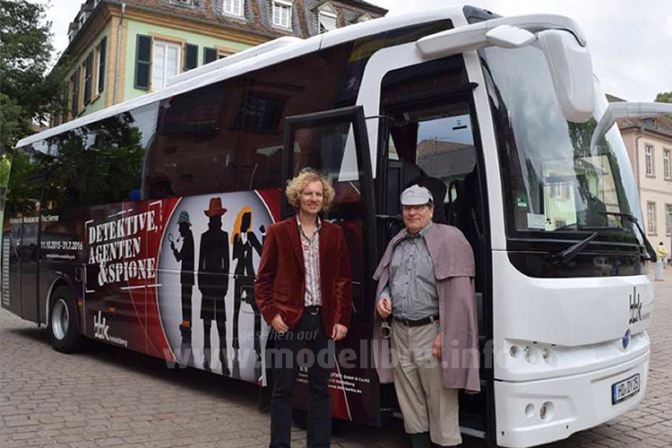 Museumsdirektor Dr. Alexander Schubert und Detlev Barbis, Geschäftsführer der BBK, im Sherlock Holmes-Kostüm neben dem “Detektive-Bus“.