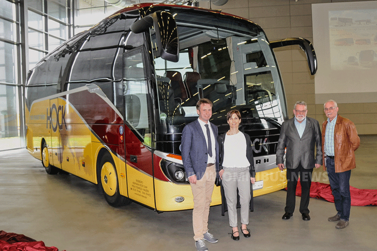 Die Busunternehmerfamilie Hock vor ihrem neuen Setra S 511 HD. Von links: Firmenchef Franz Hock, seine Ehefrau Kerstin und die Senioren Rudi und Herbert Hock. Foto: Setra
