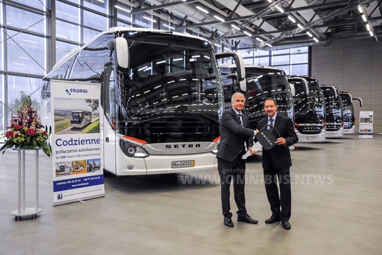 Sindbad Inhaber und Geschäftsführer Ryszard Wójcik (links im Bild) übernimmt in Neu-Ulm von Roman Biondi, Leiter Marktmanagement Daimler Buses, fünf Busse der ComfortClass 500, die Teil einer Bestellung von insgesamt 22 neuen Setra Bussen sind. Foto: Setra