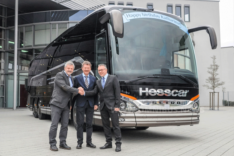 Die beiden Inhaber der Hesscar AG, Hanspeter und Kurt Hess, übernehmen den neuen S 516 HD in Neu-Ulm von Frank Scherhag, dem Geschäftsführer der EvoBus Schweiz AG. Foto: Setra