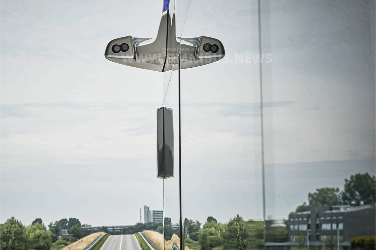 das kamerabasierte "Mirror View"-System, das die konventionellen Rückspiegel ersetzt und 2018 in Europa in Serie gehen dürfte, Foto: Daimler